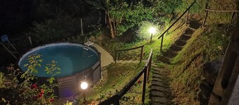 Casa vacanze con piscina privata, vista, giardino privato e vasca idromassaggio.
