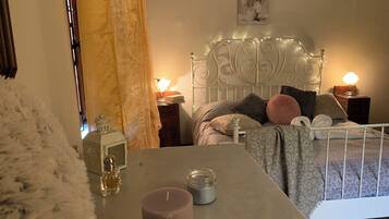 2 slaapkamers, een strijkplank/strijkijzer, gratis wifi, beddengoed