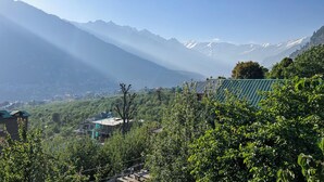 A mountainous landscape with a clear sky. - MonAmis Home (Manali)