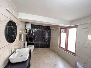 Shower, jetted bath, hair dryer, bidet - MonAmis Home (Manali)