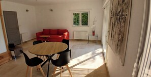 Interior - QUIET APARTMENT 3kms from Uzès. Edge of garrigue. Swimming pool. Ideal for couples (Sanilhac-Sagriès)