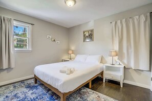 3 habitaciones, tabla de planchar con plancha, wifi y ropa de cama