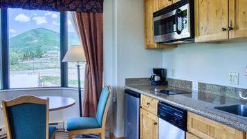 Microwave, stovetop, dishwasher, coffee/tea maker