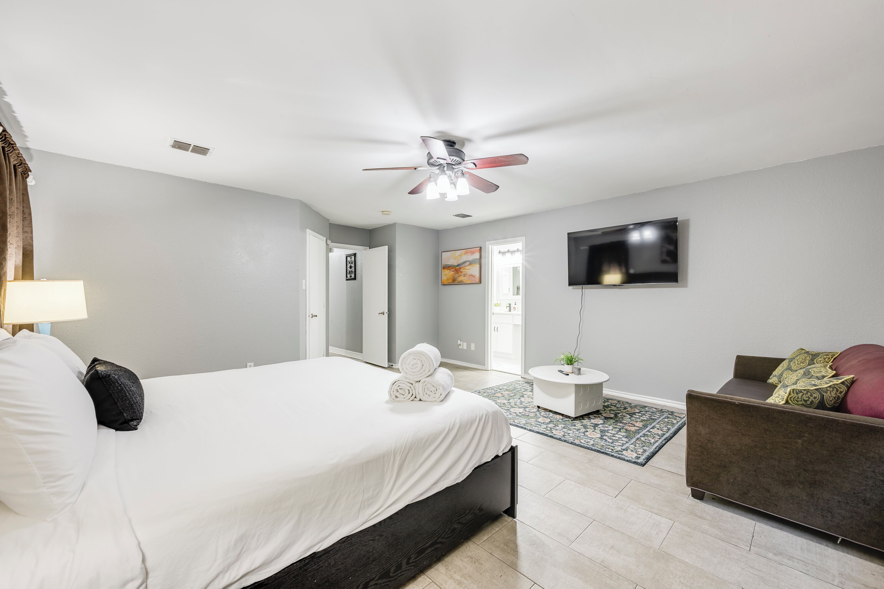 3 bedrooms, iron/ironing board, WiFi, bed sheets