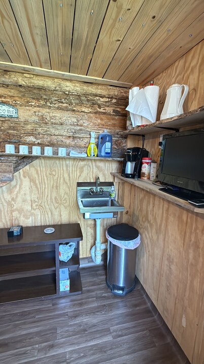Barn Apartment located in beautiful Warrenton GA. 52ac, Lakes, Walks and more!