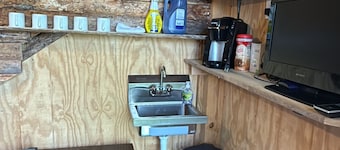 Barn Apartment located in beautiful Warrenton GA. 52ac, Lakes, Walks and more!