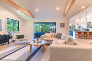 Téléviseur connecté, foyer, livres, sélection de musique