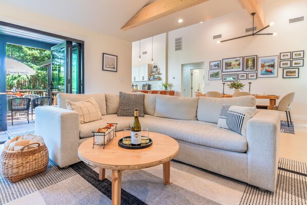 Téléviseur connecté, foyer, livres, sélection de musique