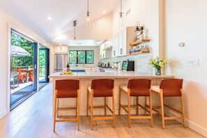 Réfrigérateur, four à micro-ondes, un four, surface de cuisson