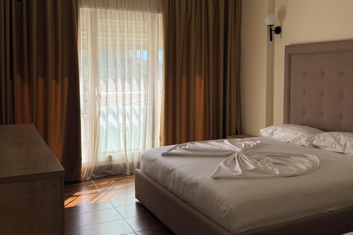 Quarto triplo standard, vista para a montanha | Roupas de cama antialérgicas, escrivaninha
