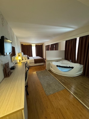 Quarto casal júnior, vista para o mar | Roupas de cama antialérgicas, escrivaninha
