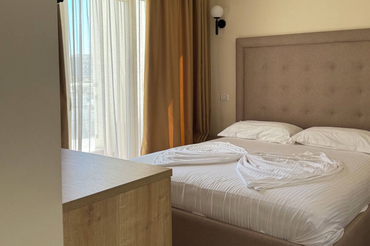 Quarto quádruplo família, vista para a montanha | Roupas de cama antialérgicas, escrivaninha
