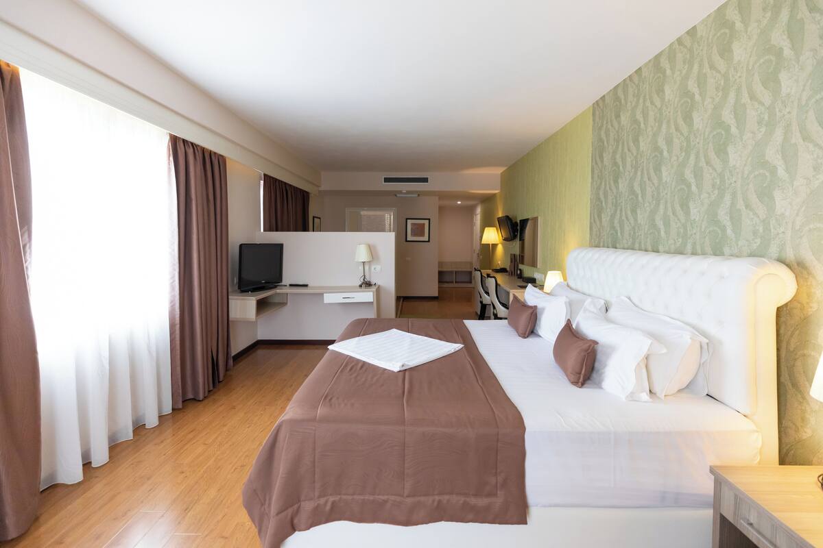 Quarto casal júnior, vista para o mar | Roupas de cama antialérgicas, escrivaninha