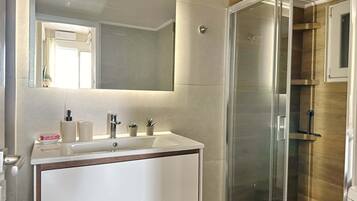 Shower, hair dryer, towels, shampoo
