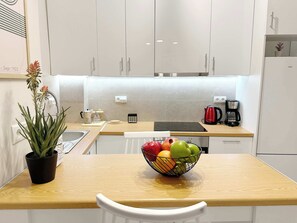 Fridge, oven, stovetop, coffee/tea maker