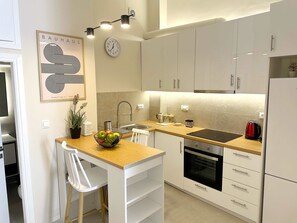 Réfrigérateur, four, plaque de cuisson, cafetière/bouilloire