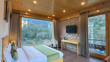 Habitación de lujo doble, balcón, vistas a la colina | Ropa de cama de alta calidad, edredones de plumas, escritorio