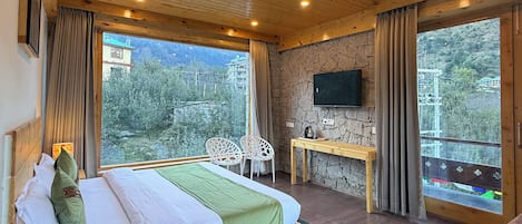 럭셔리 더블룸, 발코니, 언덕 전망 | 고급 침구, 오리/거위털 이불, 책상, 노트북 작업 공간