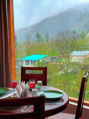 Premium bedding, down duvets, desk, laptop workspace - Rigzin House by Meghsparsh Resorts (Manali)