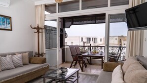 Ein modernes Wohnzimmer mit einer Couch, einem Couchtisch und einem Essbereich mit Stühlen und einem Tisch.