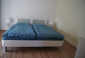 1 slaapkamer, een strijkplank/strijkijzer, wifi, beddengoed