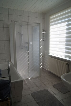 Een haardroger, handdoeken, zeep, toiletpapier