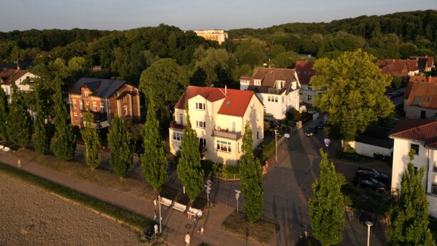 Un barrio residencial con casas, árboles y una calle.