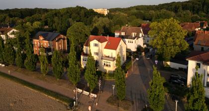 Traumlage am Schweriner See â FeWo direkt am Strand â 20 Schritte zum Sandstrand