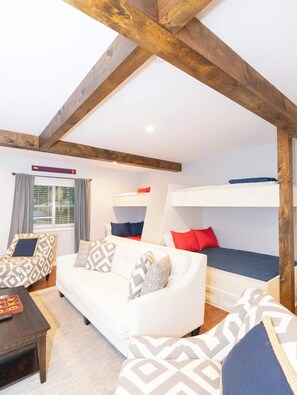 4 bedrooms, iron/ironing board, WiFi, bed sheets - Bid Day Bunkhouse | Best Playoff Weekend Rate (Oxford)