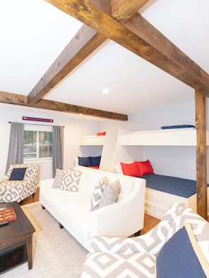 4 bedrooms, iron/ironing board, WiFi, bed sheets