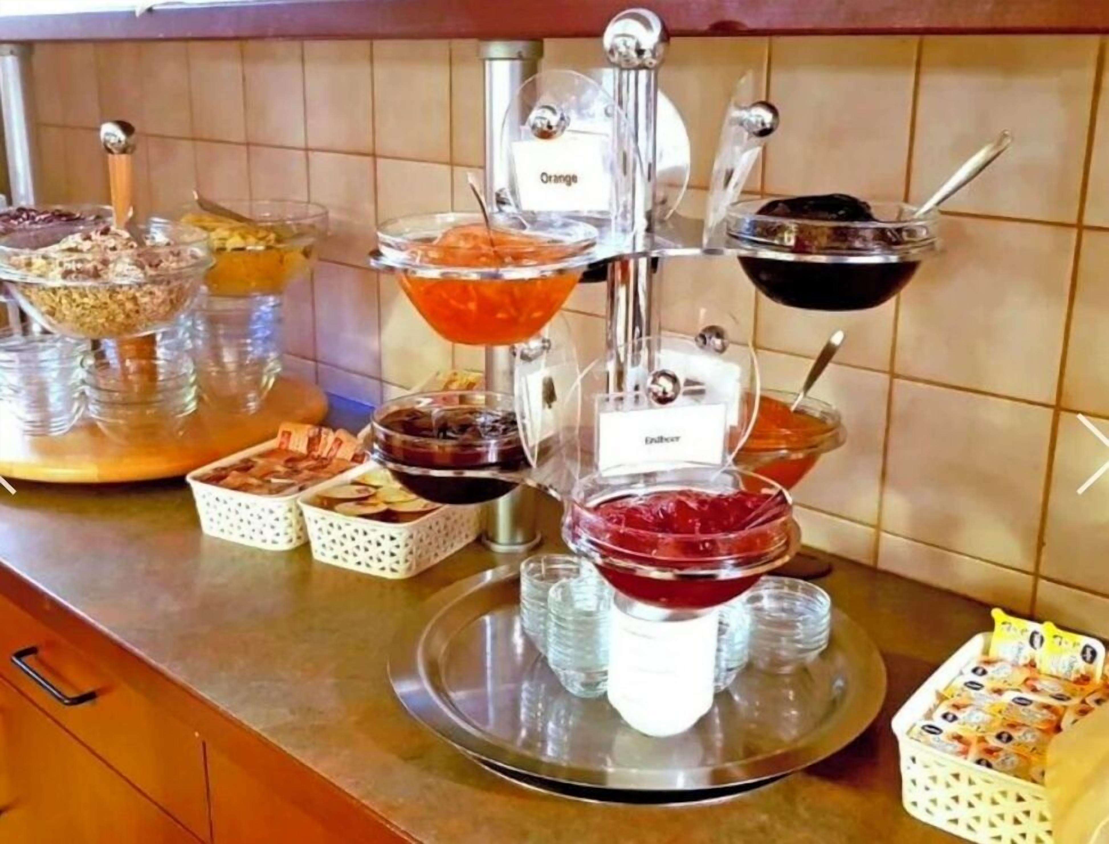 بوفيه فطور مجانًا يوميًا