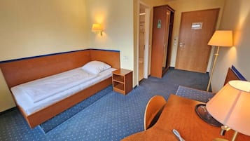 Economy-Doppelzimmer | Schreibtisch, laptopgeeigneter Arbeitsplatz, Verdunkelungsvorhänge