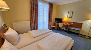 Een bureau, een laptopwerkplek, verduisterende gordijnen