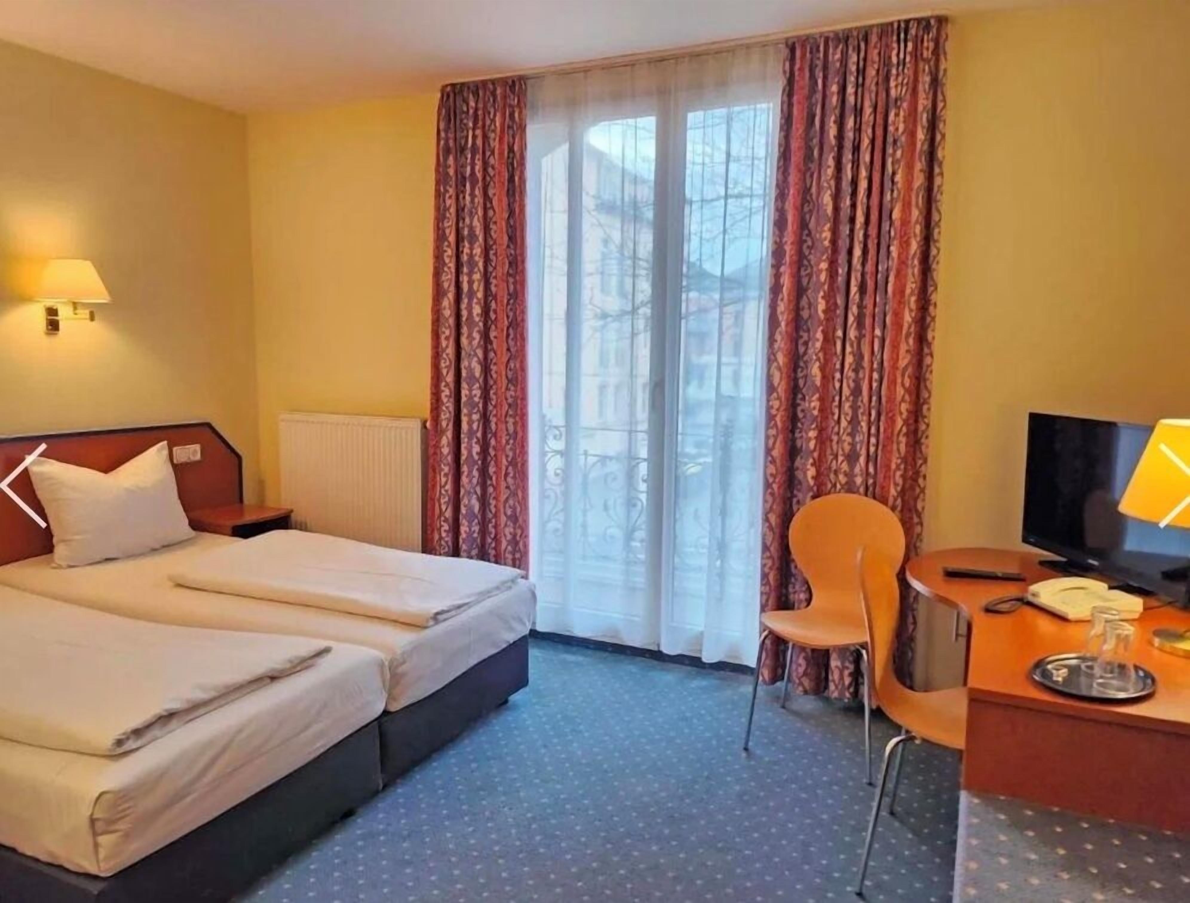 Phòng đôi phong cách cổ điển | Bàn, khu vực làm việc phù hợp cho laptop, màn/rèm cản sáng 