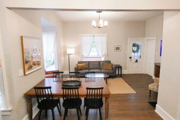 Interior - Since 1889: Colorado College and Downtown Colorado Springs: AC, Private Parking (Colorado Springs)