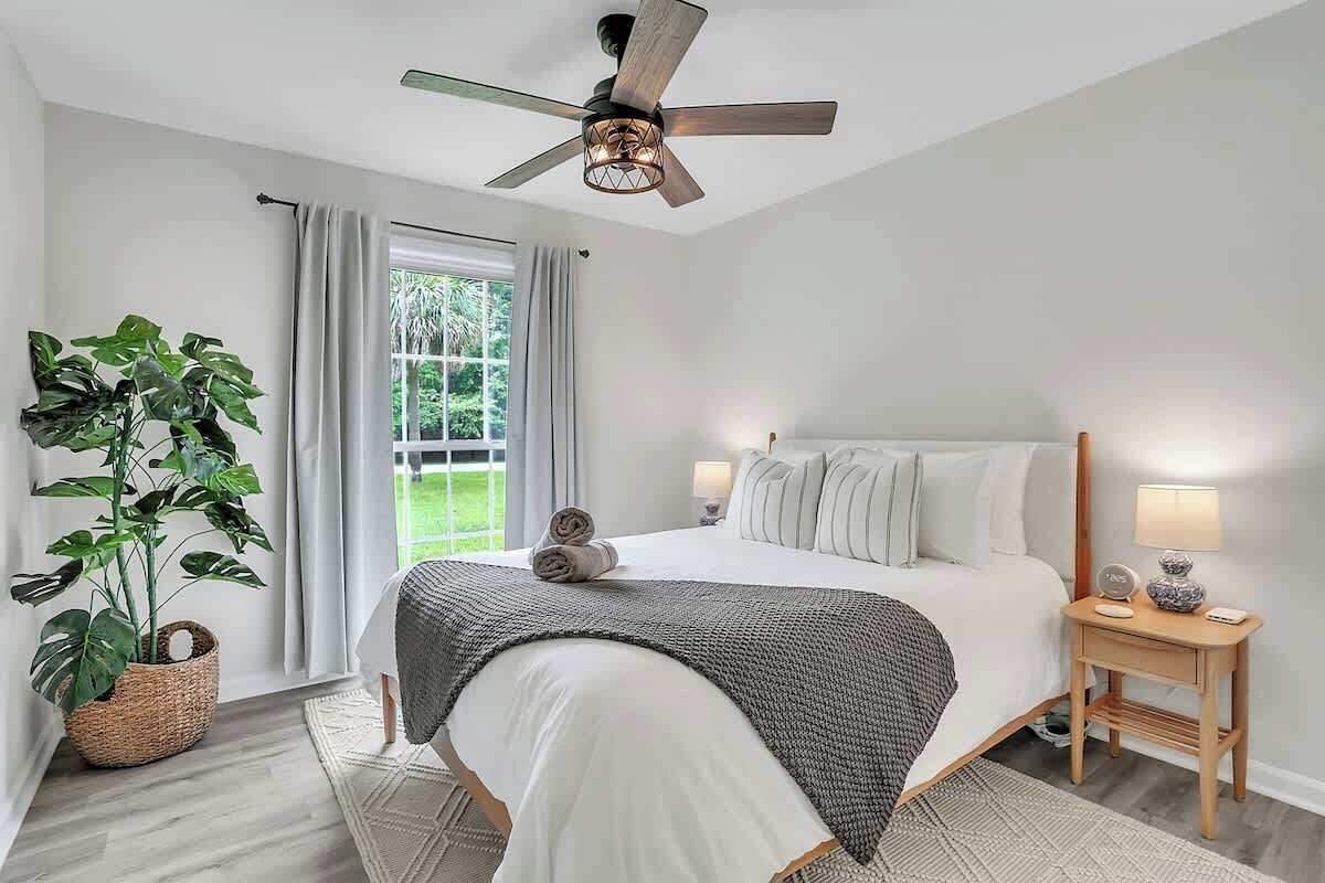 4 bedrooms, iron/ironing board, WiFi, bed sheets