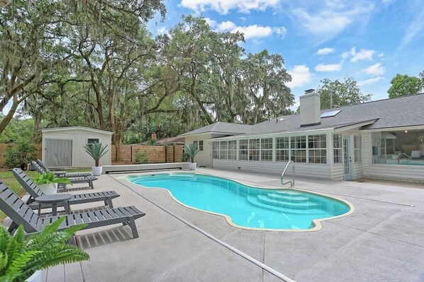 Pool - Coastal Retreat w Heated Pool Near Beach & City (Savannah)