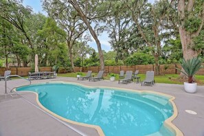 Pool - Coastal Retreat w Heated Pool Near Beach & City (Savannah)