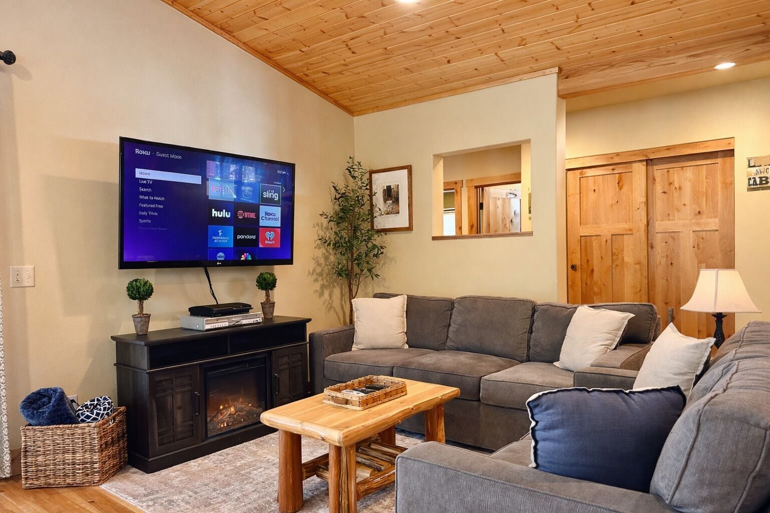 House, 3 Bedrooms | Living area | Streaming services