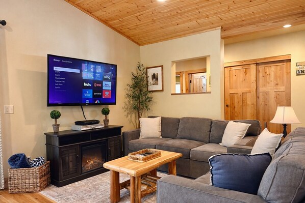 Casa, 3 habitaciones | Zona de estar | Servicios de streaming