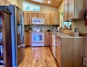 House, 3 Bedrooms | Private kitchen | Fridge, oven, coffee/tea maker, toaster