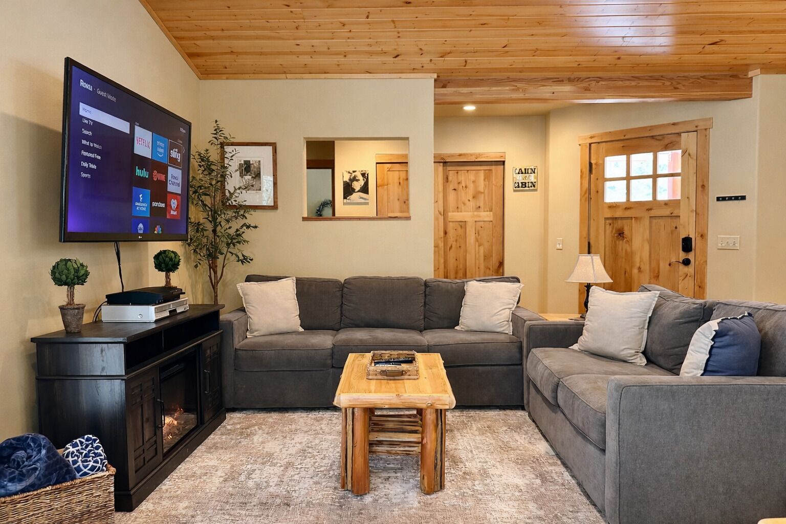 House, 3 Bedrooms | Living area | Streaming services