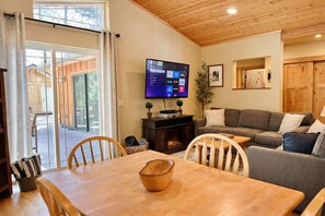 Casa, 3 habitaciones | Zona de estar | Servicios de streaming