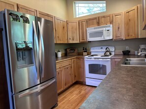 House, 3 Bedrooms | Private kitchen | Fridge, oven, coffee/tea maker, toaster
