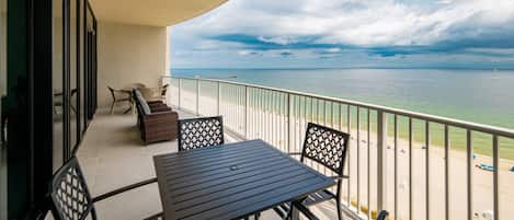 Appart'hôtel, 3 chambres | Restauration extérieure