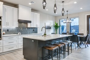 House, 3 Bedrooms | Private kitchen