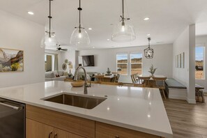 Townhome, 6 Bedrooms | Interior