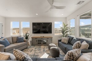Appart'hôtel, 3 chambres | Coin séjour | TV connectée, services de streaming