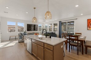 Condo, 3 Bedrooms | Interior