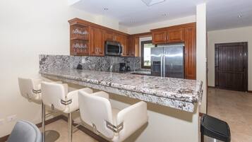 House, 3 Bedrooms | Private kitchen | Fridge, coffee/tea maker, toaster